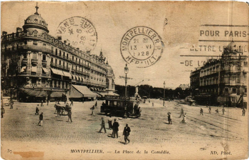Carte postale ancienne Montpellier - La Place de la Comédie à Montpellier