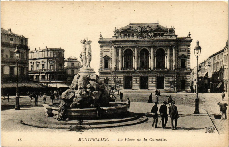 Carte postale ancienne Montpellier - La Place de la Comédie à Montpellier