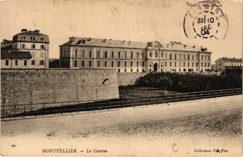 Carte postale ancienne Montpellier - La Caserne à Montpellier