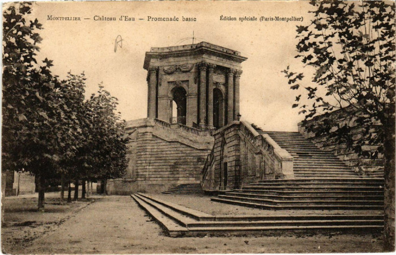 Carte postale ancienne Montpellier - Cháteau d'Eau - Promenade basse à Montpellier