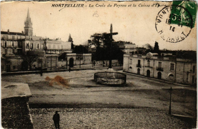 Carte postale ancienne Montpellier - La Croix du Peyrou et la Caisse d'Epargne à Montpellier