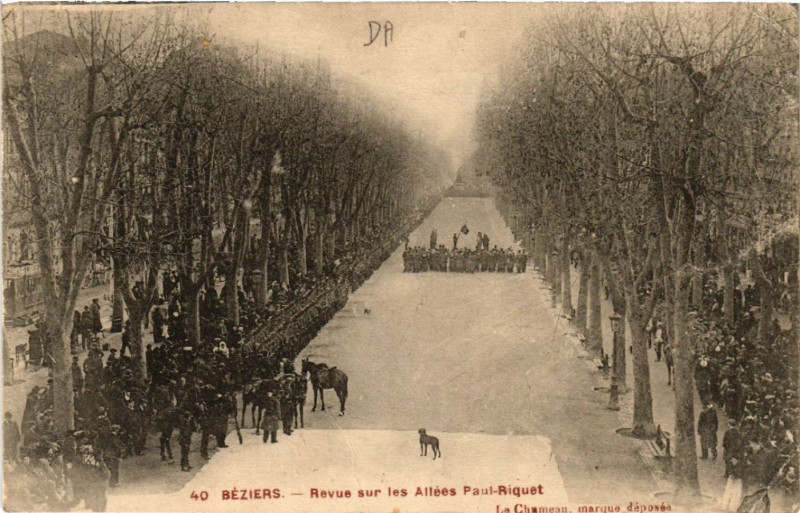 Carte postale ancienne Béziers - Revue sur les Allées Paul-Riquet à Béziers