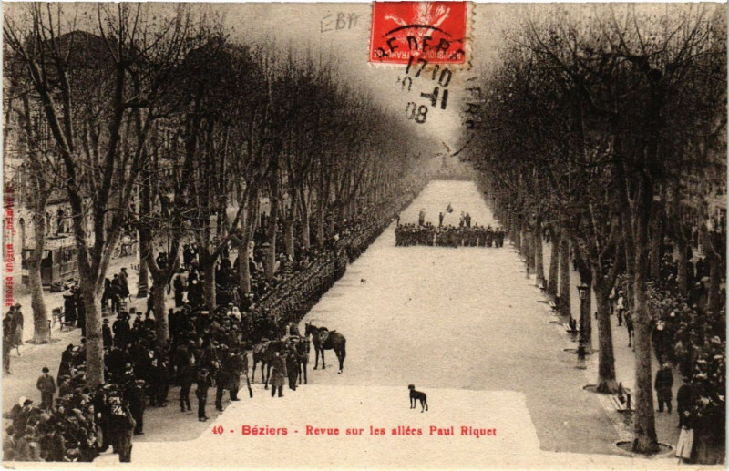 Carte postale ancienne Béziers - Revue sur les allées Paul Riquet à Béziers