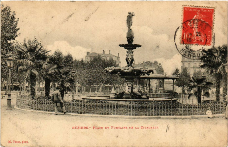 Carte postale ancienne Béziers - Place et Fontaine de la Citadelle à Béziers