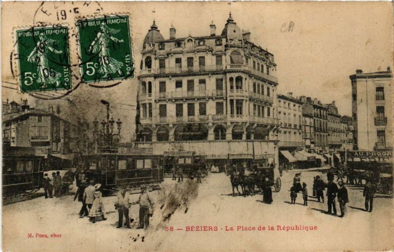 Carte postale ancienne Béziers - La Place de la République à Béziers