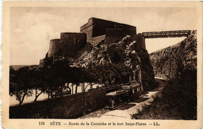Carte postale ancienne Séte - Route de la Corniche et le fort Saint-Pierre à Sète
