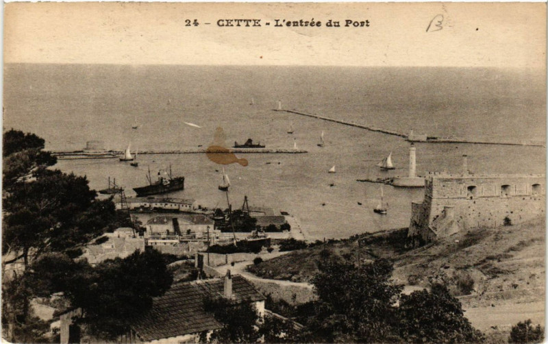 Carte postale ancienne Cette - L'entrée du Port