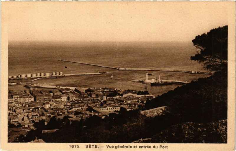 Carte postale ancienne Séte - Vue générale et entrée du Port à Sète