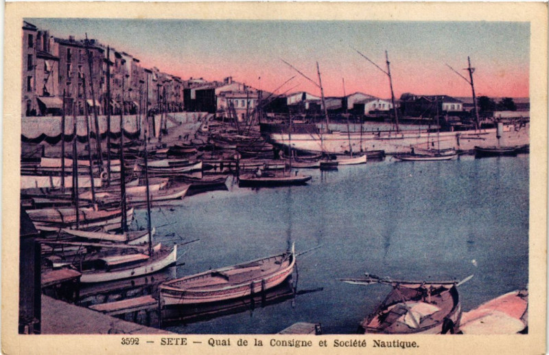Carte postale ancienne Séte - Quai de la Consigne et Société Nautique à Sète