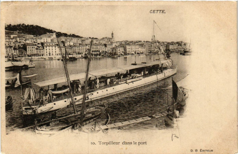 Carte postale ancienne Cette - Torpilleur dans le port