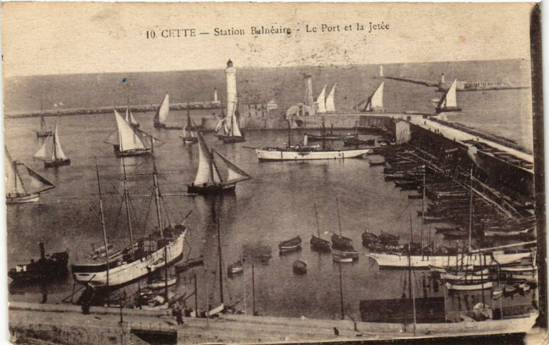 Carte postale ancienne Cette - Station Balnéaire - Le Port et la Jetée