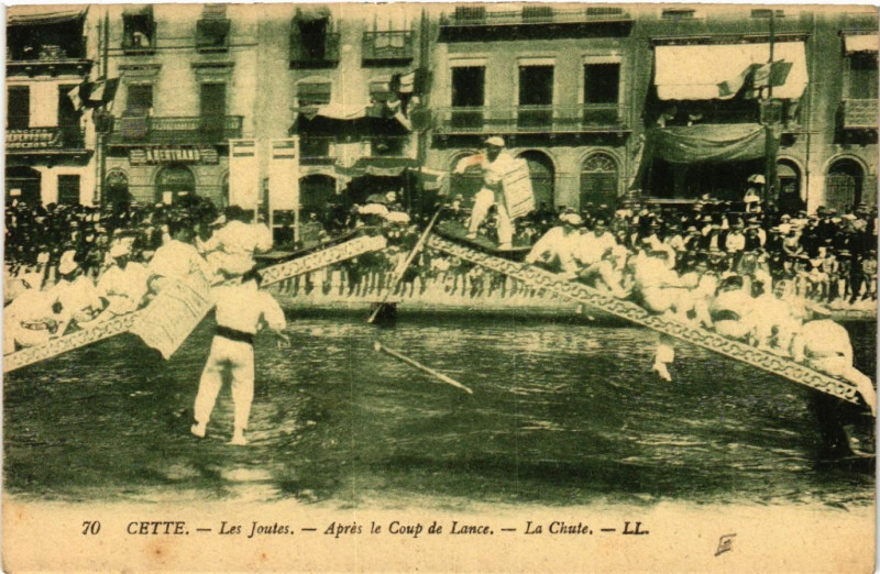 Carte postale ancienne Cette - Les Joutes - Aprés le Coup de Lance - La Chute
