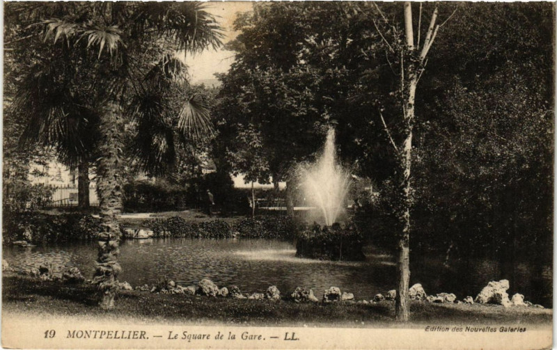 Carte postale ancienne Montpellier - Le Square de la Gare à Montpellier