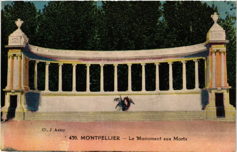 Carte postale ancienne Montpellier - Le Monument aux Morts à Montpellier