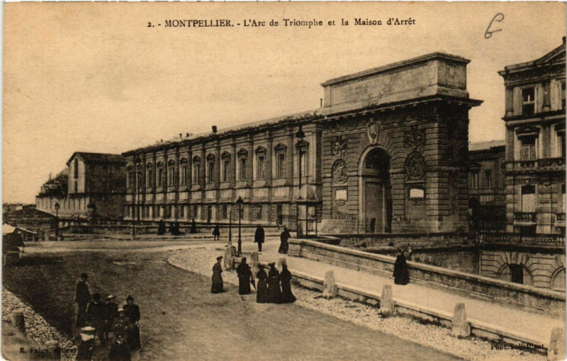 Carte postale ancienne Montpellier - L'Arc de Triomphe et la Maison d'Arrét à Montpellier