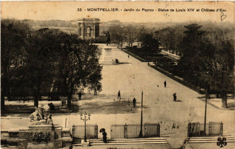 Carte postale ancienne Montpellier - Jardin du Peyrou - Statue deLouis Xiv et Cháteau... à Montpellier