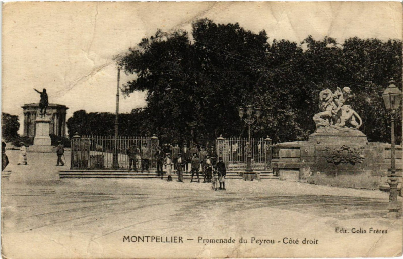 Carte postale ancienne Montpellier -  Promenade du Peyrou - Coté droit à Montpellier