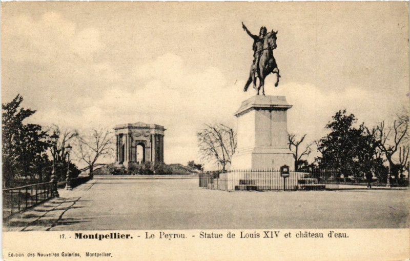 Carte postale ancienne Montpellier -  Le Peyrou - Statue de Louis Xiv et cháteau d'eau à Montpellier
