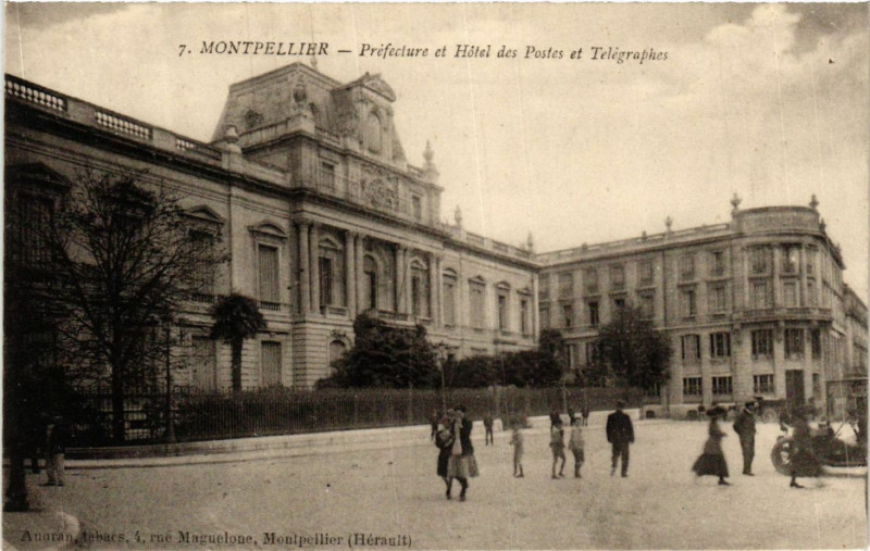 Carte postale ancienne Montpellier- Préfecture et Hotel des Postes et Télégraphes à Montpellier