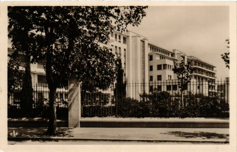 Carte postale ancienne Montpellier- Les Cliniques Saint-Charles à Montpellier