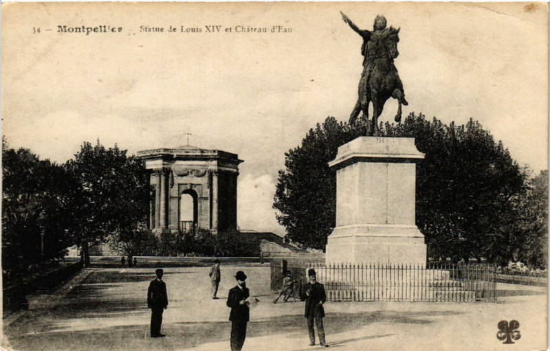 Carte postale ancienne Montpellier - Statue de Louis Xiv et Cháteau d'Eau à Montpellier