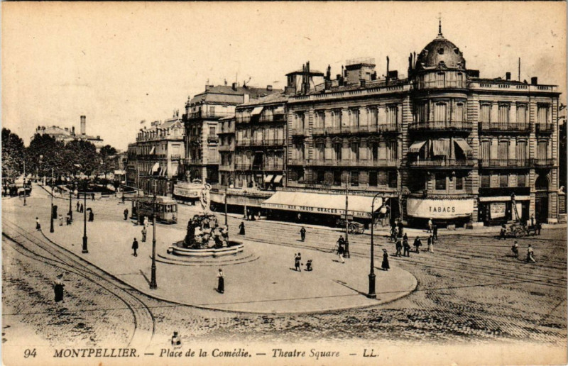 Carte postale ancienne Montpellier - Place de la Comédie - Théátre Square à Montpellier