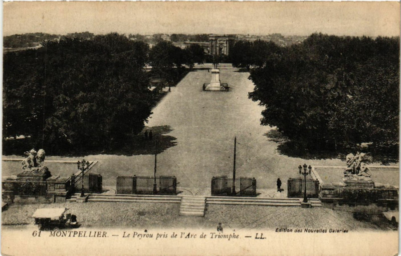 Carte postale ancienne Montpellier - Le Peyrou pris de l'Arc de Triomphe à Montpellier
