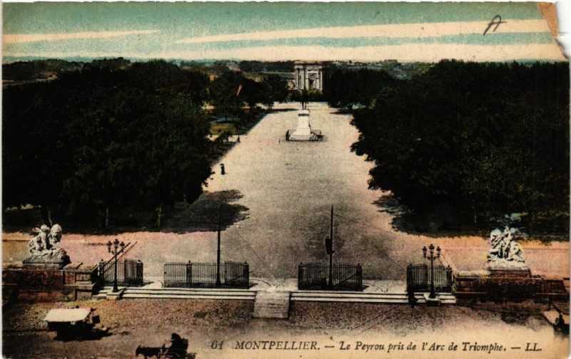 Carte postale ancienne Montpellier - Le Peyrou pris de l'Arc de Triomphe à Montpellier
