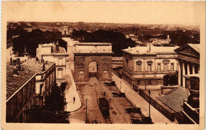 Carte postale ancienne Montpellier - Le Palais de Justice - L'Arc de Triomphe et le Peyron à Montpellier