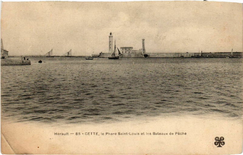 Carte postale ancienne Hérault - Cette, le Phare Saint-Lous et les Bateaux de Péche