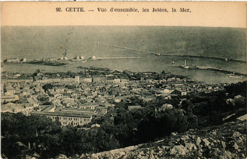 Carte postale ancienne Cette - Vue d'ensemble, les Jetées, la mer