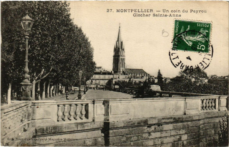 Carte postale ancienne Montpellier - Un coin du Peyrou -Clocher Sainte-Anne à Montpellier