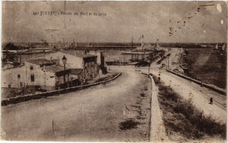 Carte postale ancienne Cette - Entrée du Port et la Jetée