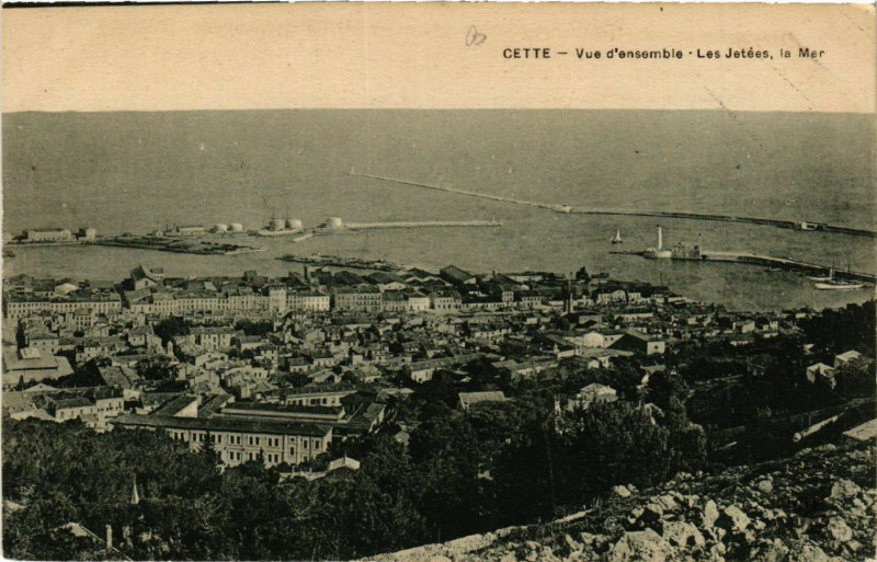 Carte postale ancienne Cette - Vue d'ensemble - Les Jetées, la Mer