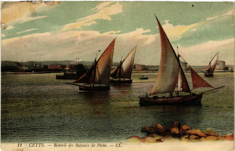 Carte postale ancienne Cette - Rentée des Bateaux de Péche