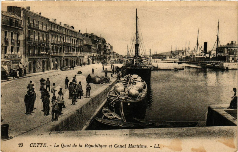 Carte postale ancienne Cette - Le Quai de la République et Canal Maritime
