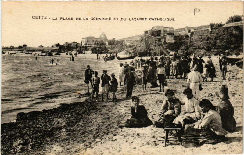 Carte postale ancienne Cette - La Plage de la Corniche et du Lazaret Catholique
