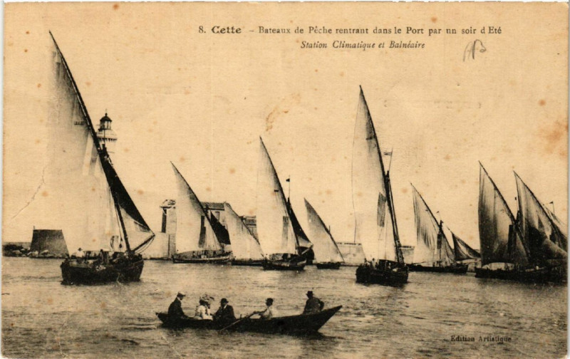 Carte postale ancienne Cette - Bateaux de Péche rentrant dans le Port par un soir d'Eté