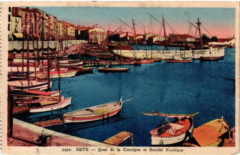 Carte postale ancienne Séte - Quai de la Consigne et Société Nautique à Sète