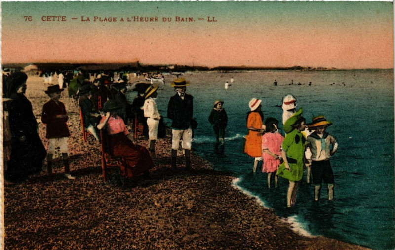 Carte postale ancienne Cette - La Plage  a  l'Heure du Bain