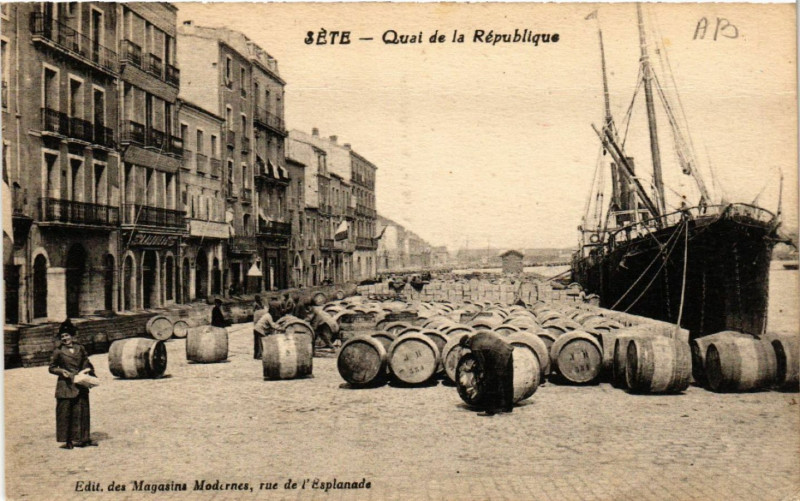 Carte postale ancienne Séte - Quai de la République à Sète