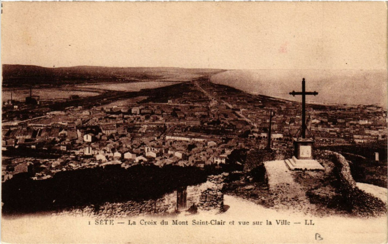 Carte postale ancienne Séte - La Croix du Mont Saint-Clair et vue sur la Ville à Sète