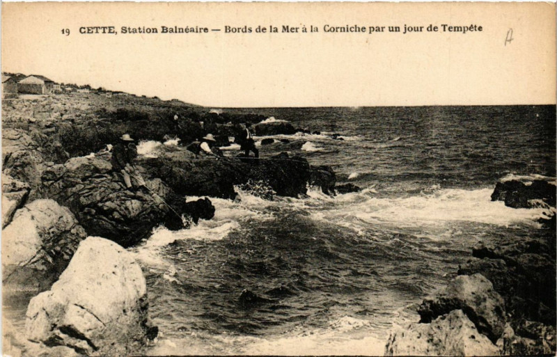 Carte postale ancienne Cette, Station Balnéaire - Bords de la Mer á la Corniche par...