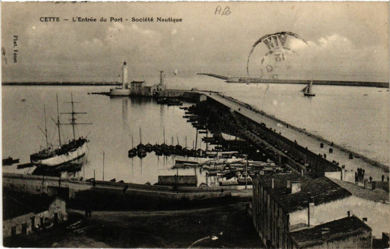 Carte postale ancienne Cette - L'Entrée du Port - Société Nautique
