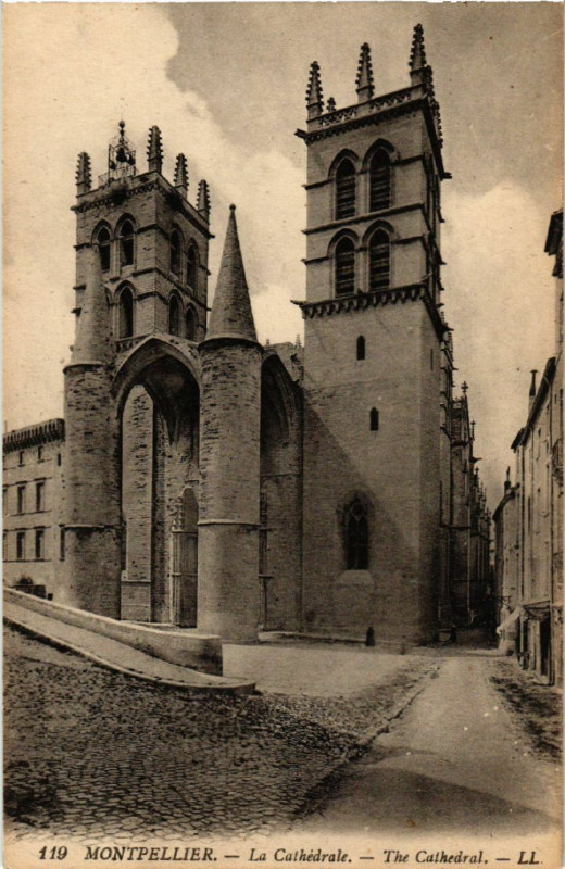 Carte postale ancienne Montpellier - La Cathédrale - The Cathedral à Montpellier