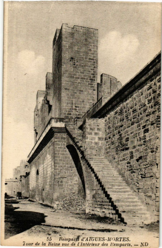 Carte postale ancienne Remparts d'Aigues-Mortes - Tour de la Reinr vue de l'intérieur ..
