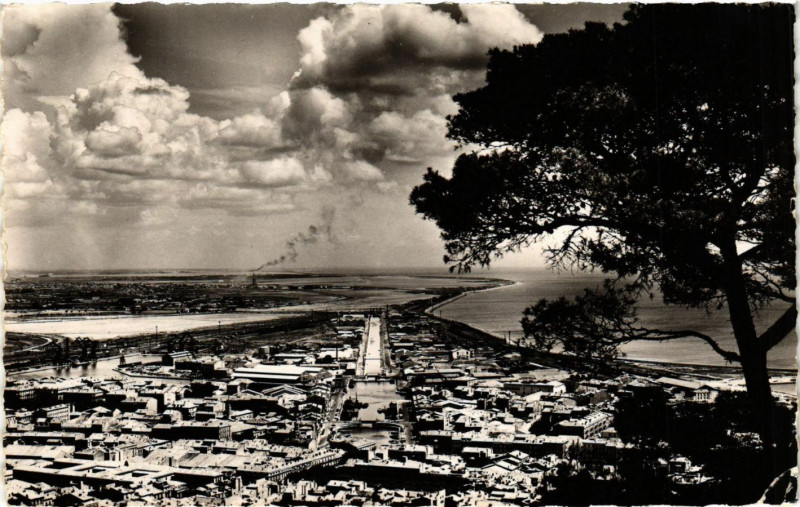 Carte postale ancienne Sete - Vue panoramique sur la ville à Sète