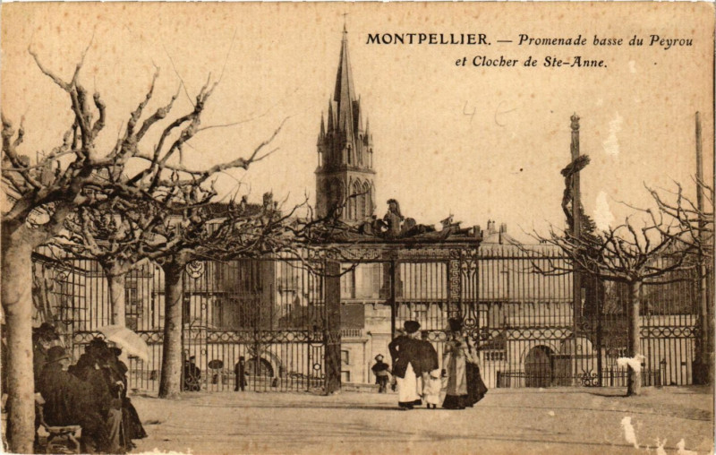 Carte postale ancienne Montpellier - Promenade basse du Peyrou et Clocher de Sainte-Anne à Montpellier