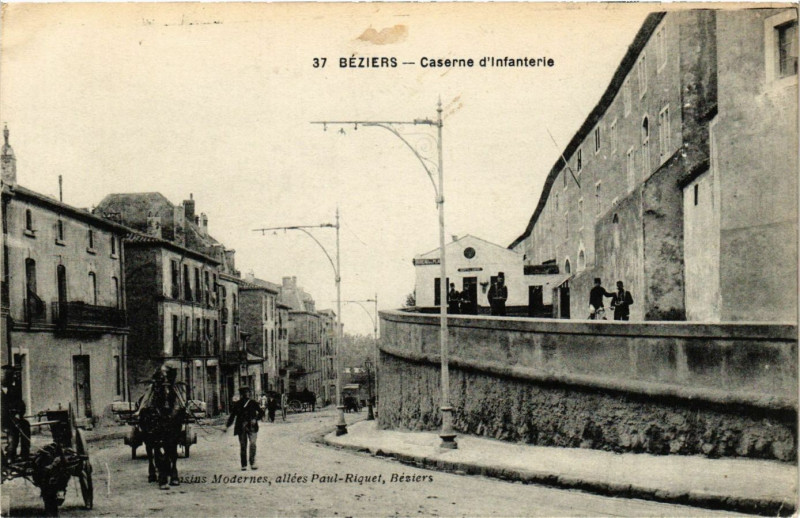 Carte postale ancienne Bléziers - Caserne d'Infanterie