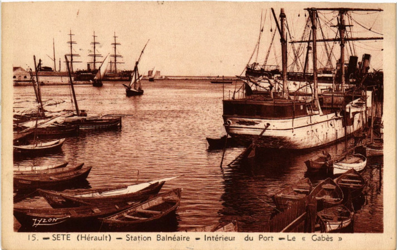 Carte postale ancienne Sete (Herault) - Station Balneaire Interieur du Port à Sète